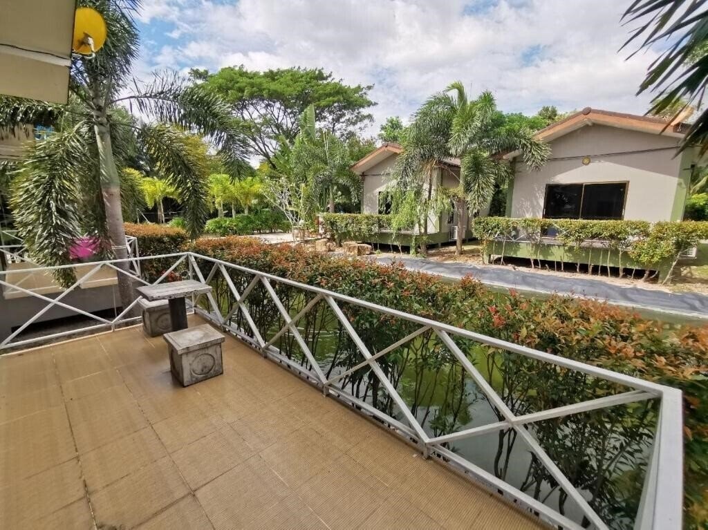 Отель Long Lake Resort By Zuzu 2*