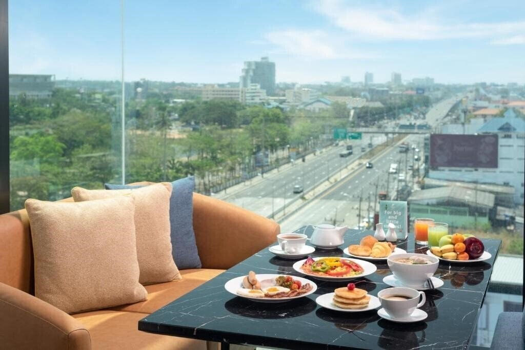 Holiday Inn & Suites Siracha Laemchabang 4* суреті