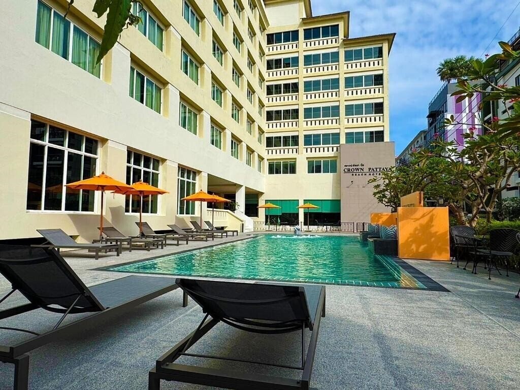 Отель Crown Pattaya Beach Hotel 3*