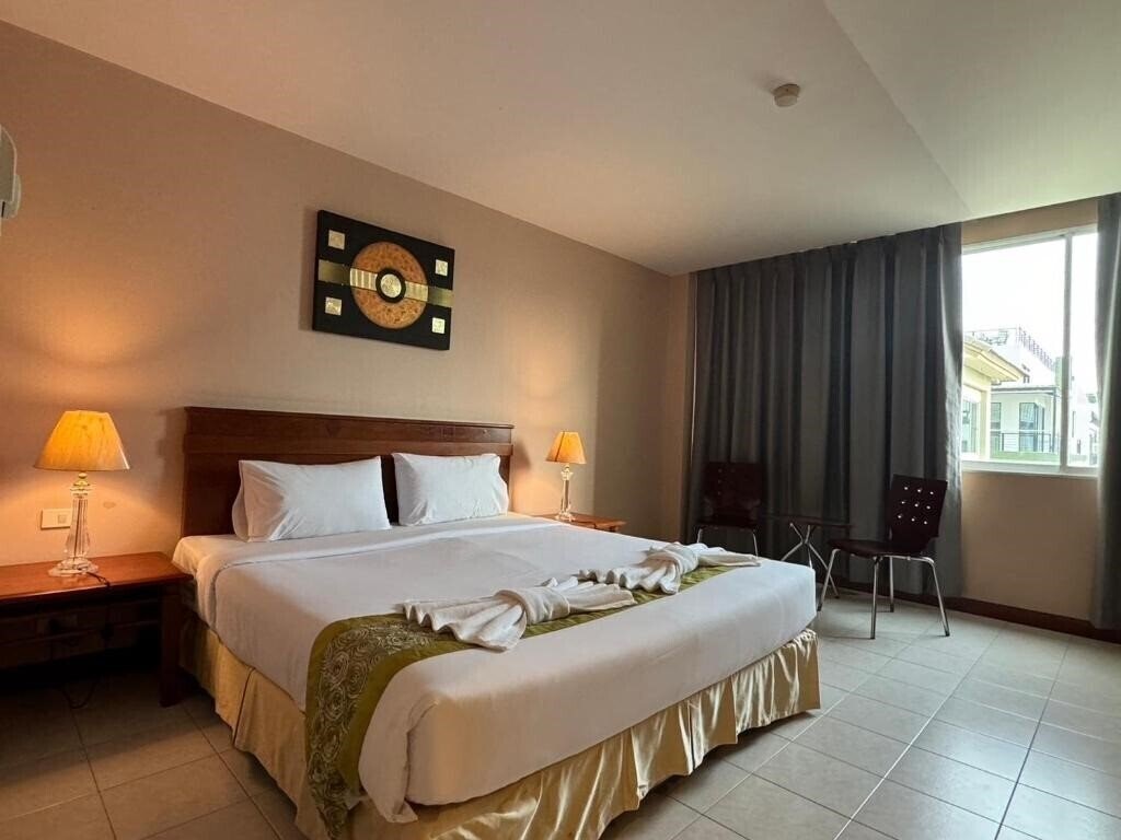 Фото Crown Pattaya Beach Hotel 3*