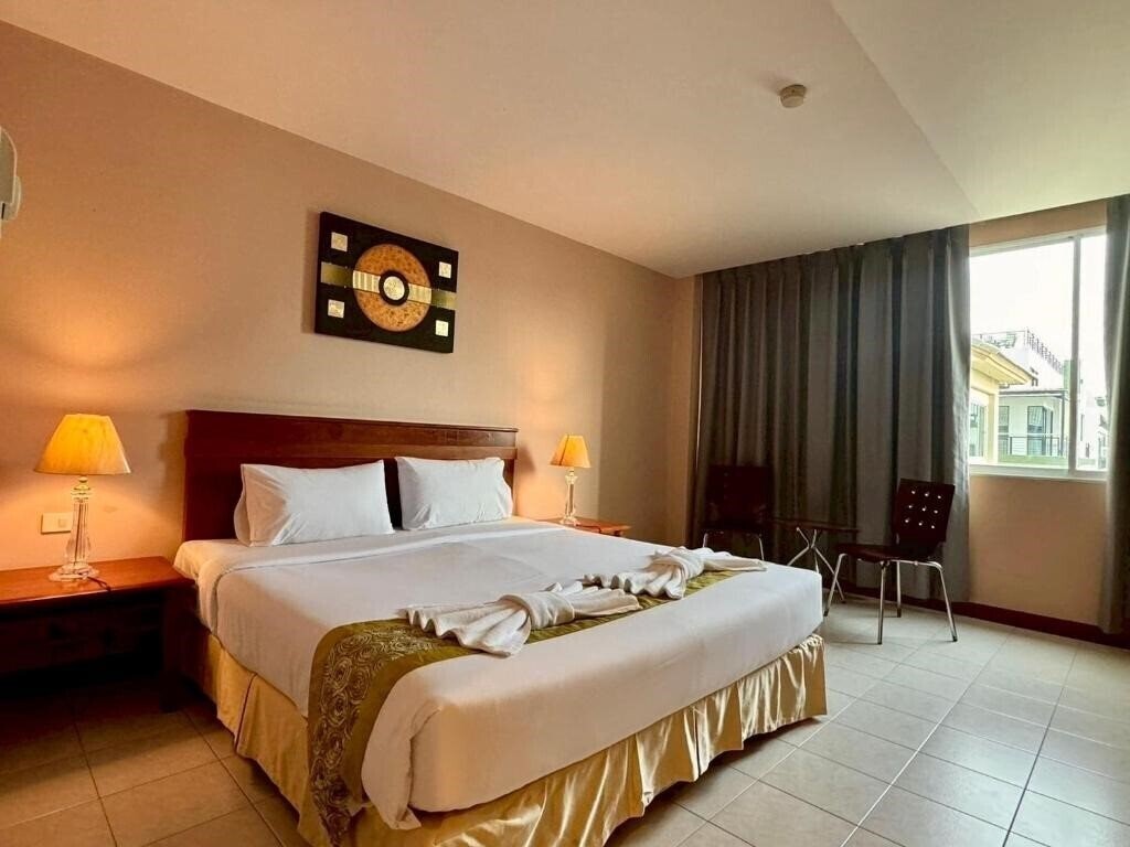 Фото Crown Pattaya Beach Hotel 3*
