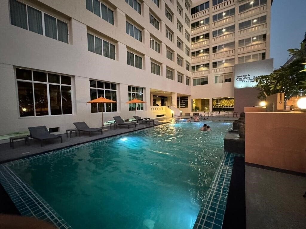 Crown Pattaya Beach Hotel 3* суреті