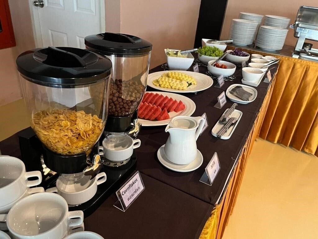 Crown Pattaya Beach Hotel 3* суреті