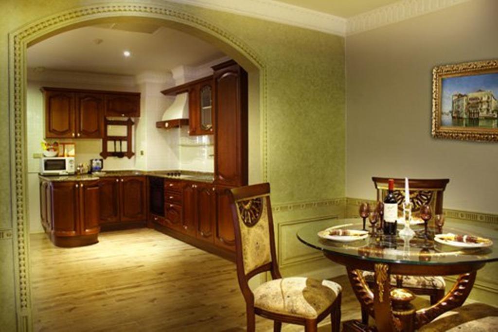 Four Seasons Place 3* суреті