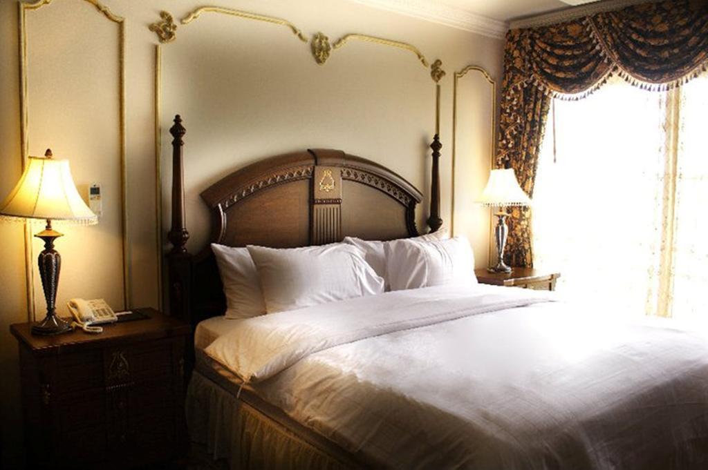 Four Seasons Place 3* қонақ үйі