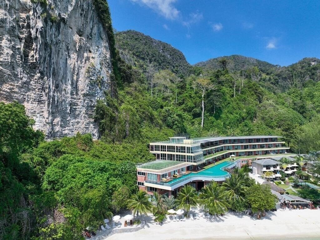 Отель Phi Phi Cliff Beach Resort 3*