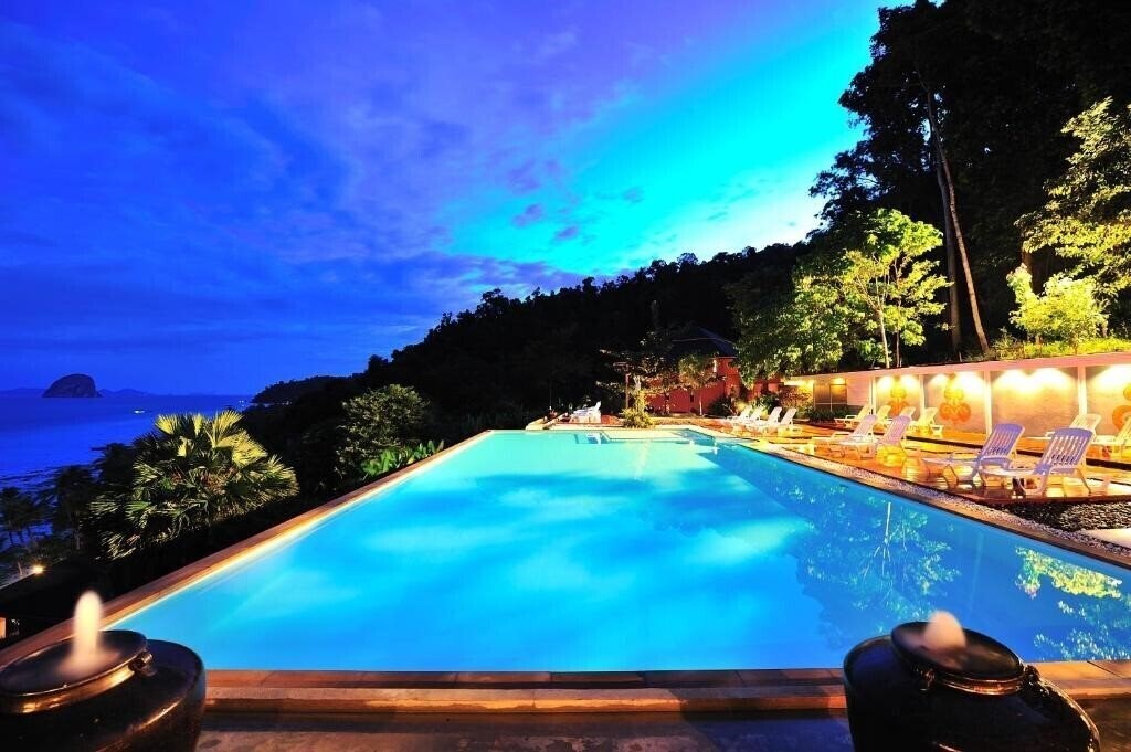 Отель Koh Ngai Cliff Beach Resort 3*