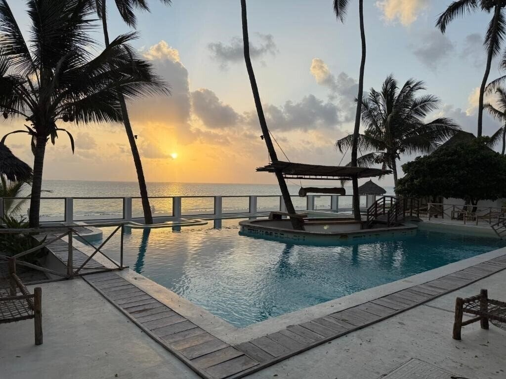 Фото Tiki Beach Club & Resort 4*