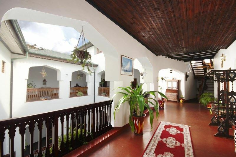 Фото Dhow Palace Hotel (ex. Dhow Palace) 4*