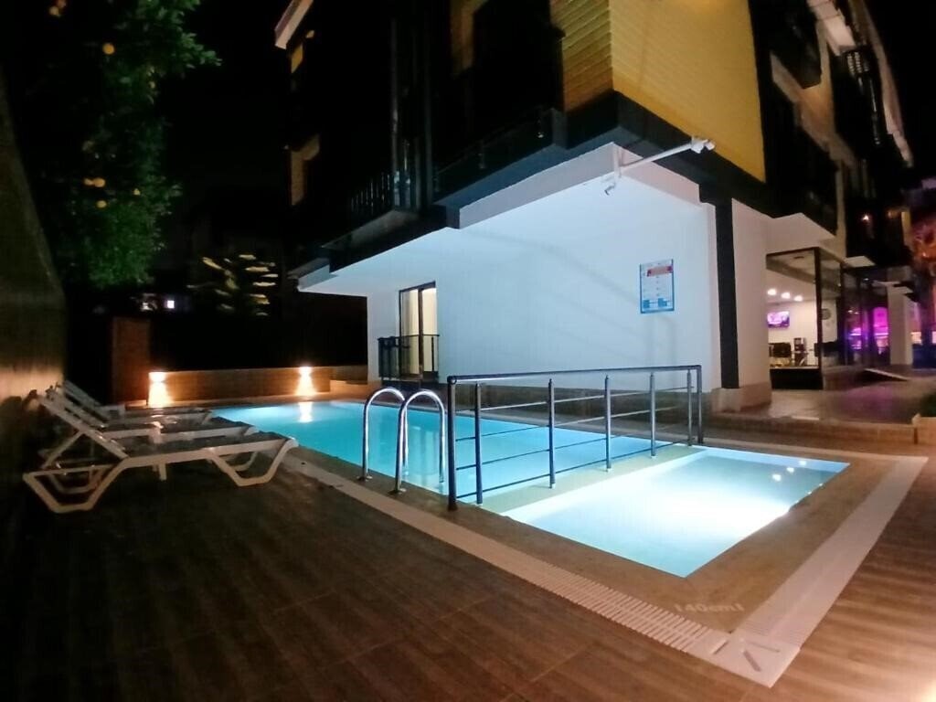 Отель Retro Star Suites 3*