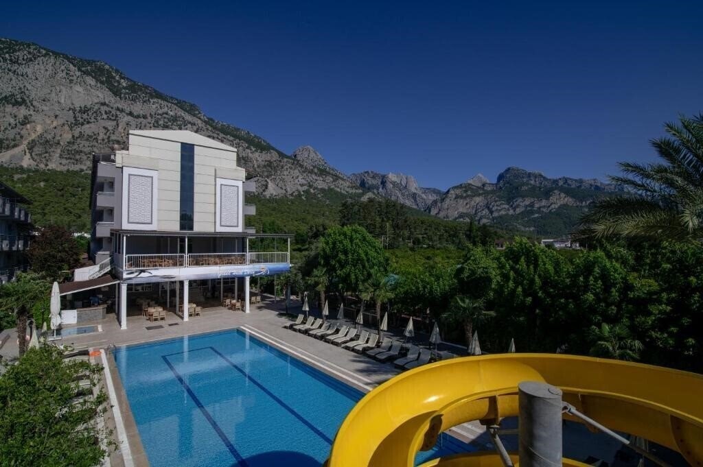 Grand Hotel Derin 4* фотосуреті