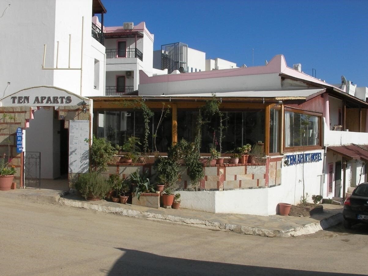 Отель Ten Apart Hotel 3*