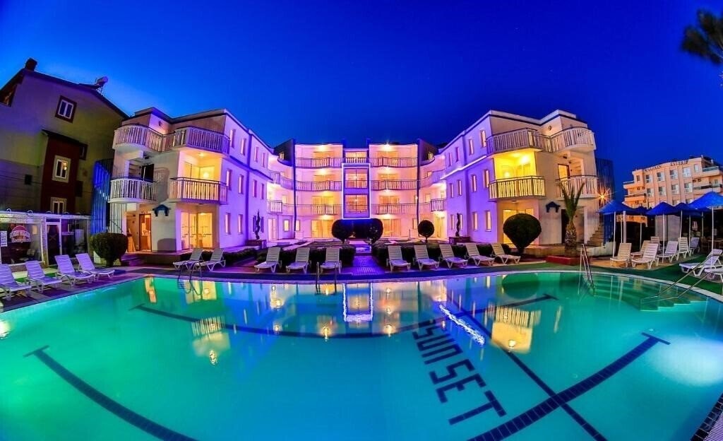 Отель Sunset Village 2*