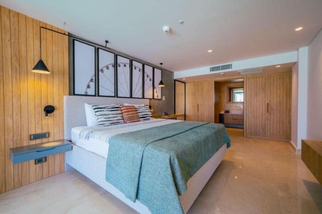 Отель Lures Hotel 4*