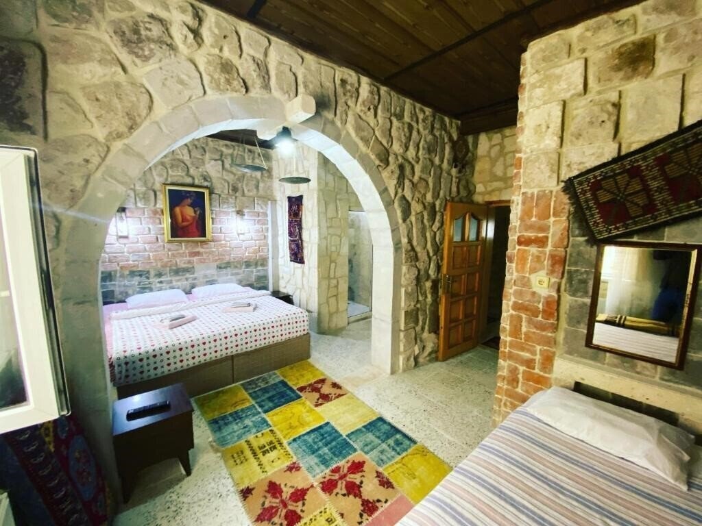 Hotels Crazy Horse (ex. Crazy Horse Hotel, Crazyhorse Hotel) 3* суреті