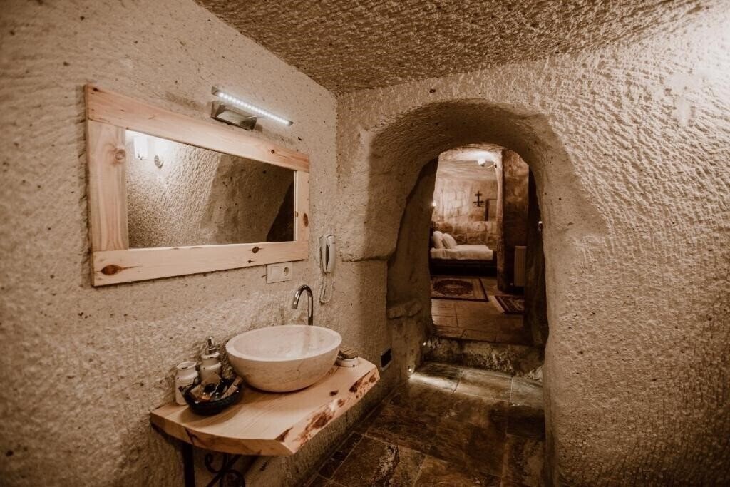 Young Cave Hotel (ex. Crazy Horse Pension) 3* қонақ үйі