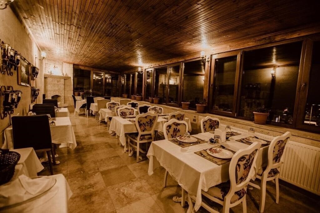 Young Cave Hotel (ex. Crazy Horse Pension) 3* фотосуреті