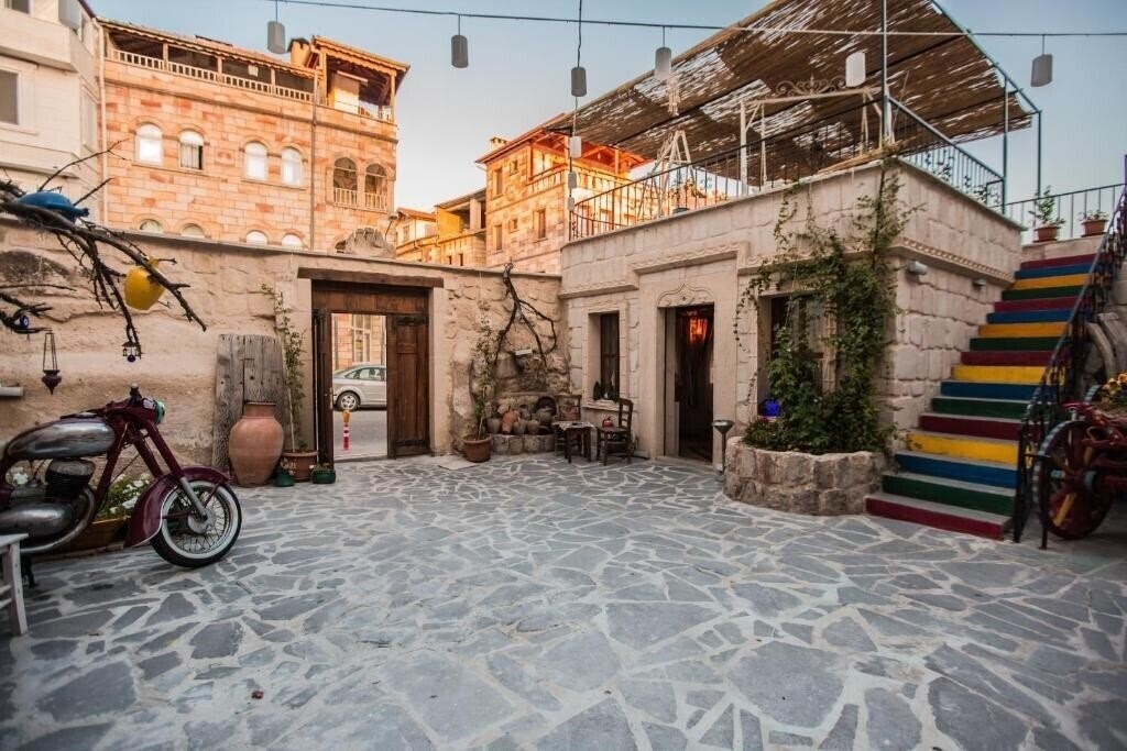 Young Cave Hotel (ex. Crazy Horse Pension) 3* суреті