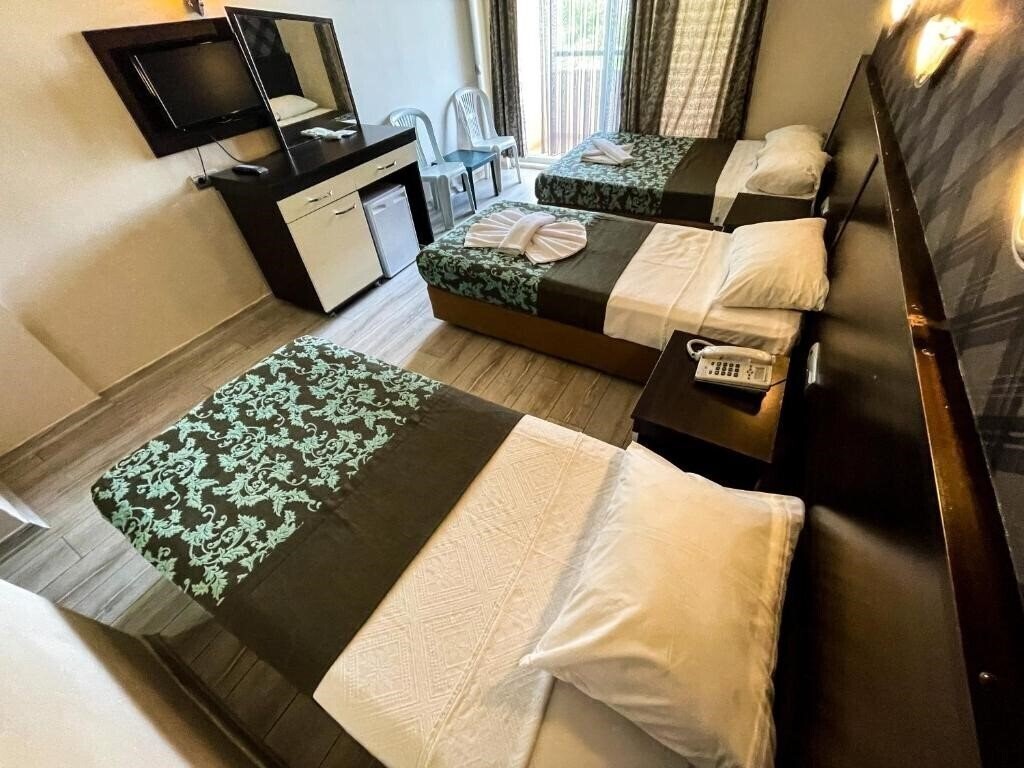 Фото Castle Park Hotel 3*