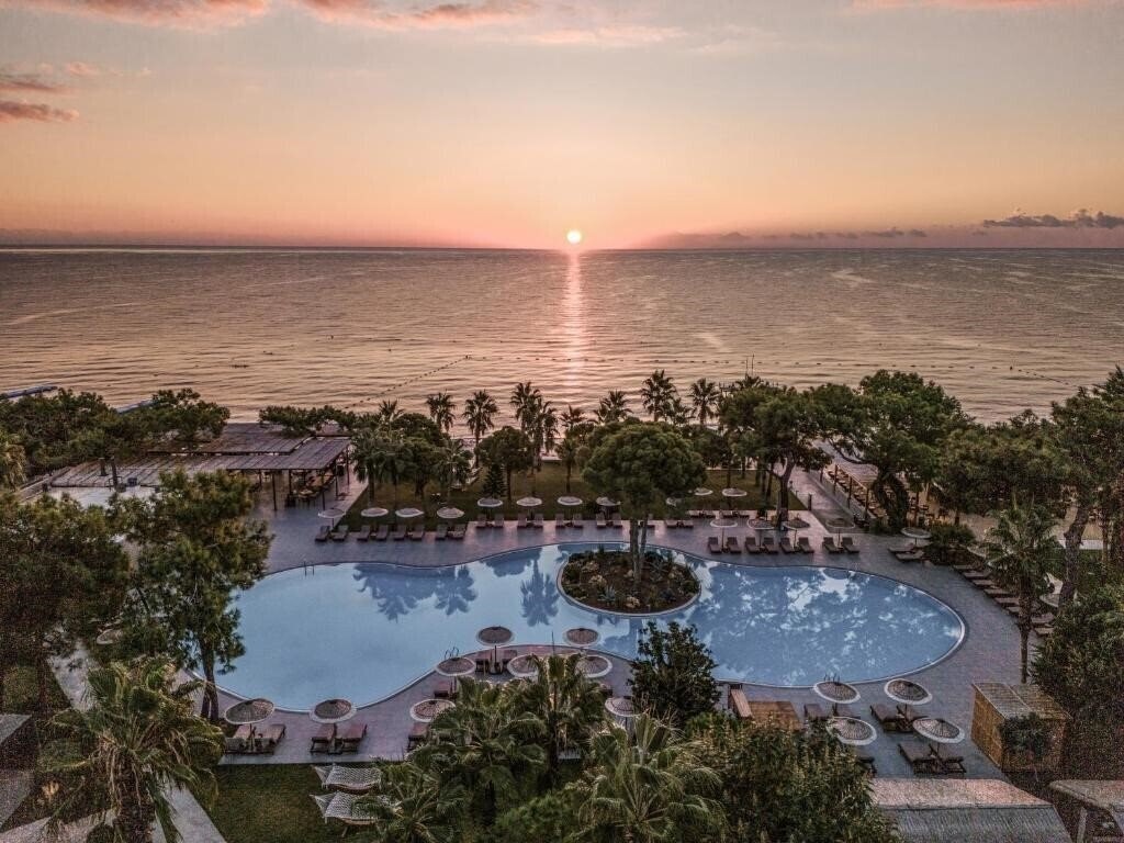 Отель Balmy Beach Resort Kemer 4*