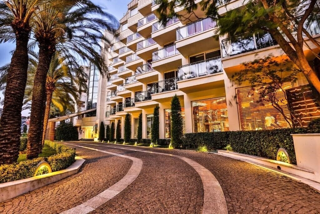 Отель Elegance Hotels International 5*