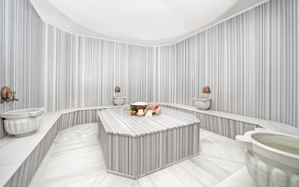 Ramada Hotel & Suite Atakoy 5* қонақ үйі