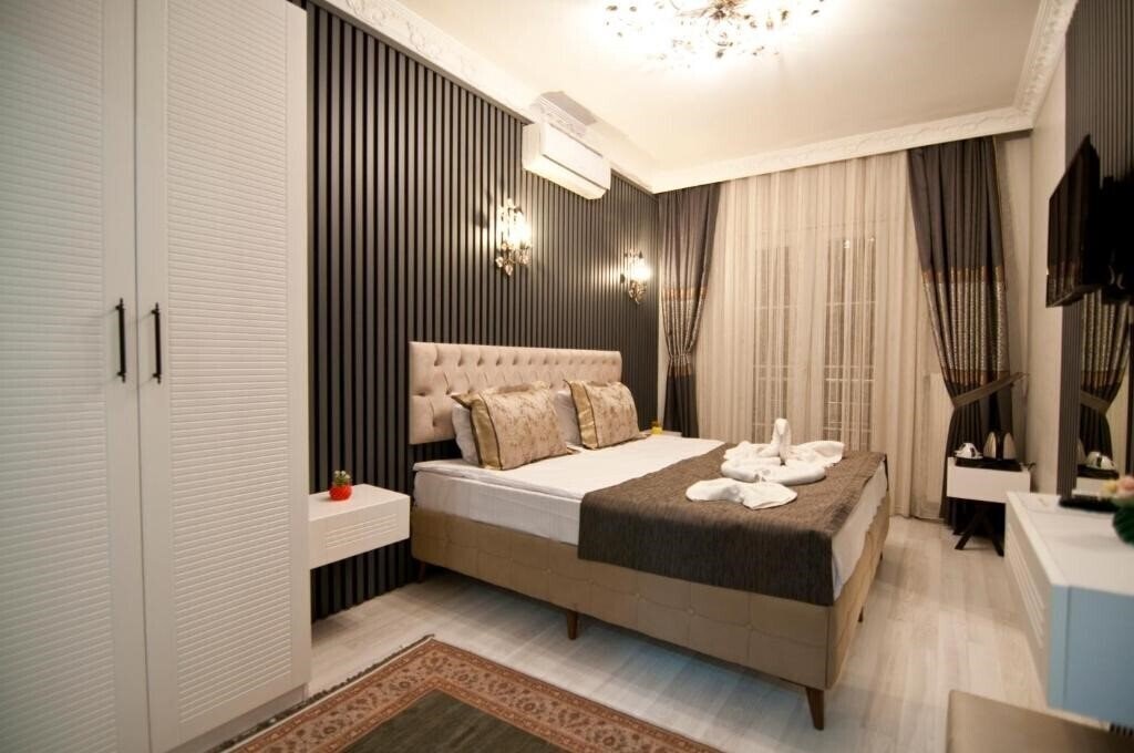 Broken Column Hotel 3* суреті