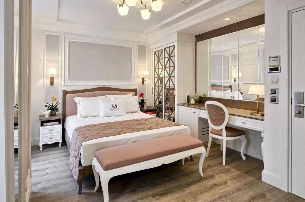 Отель Mirrors Hotel 4*