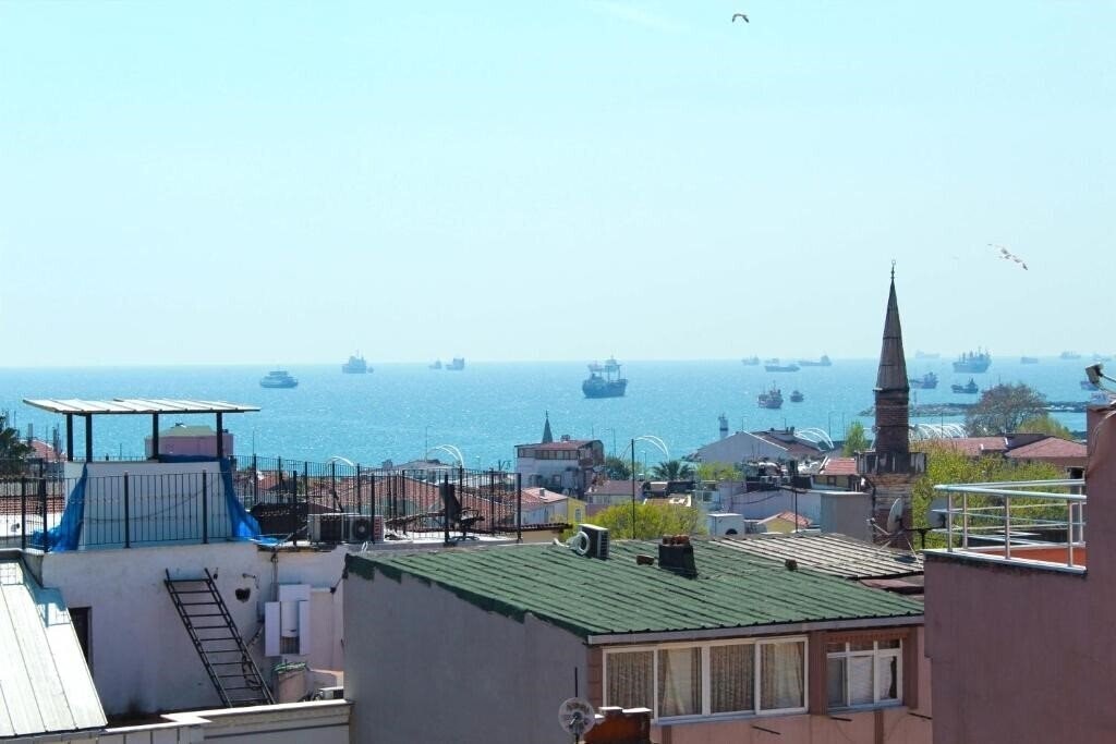 Отель The Lola Hotel 3*