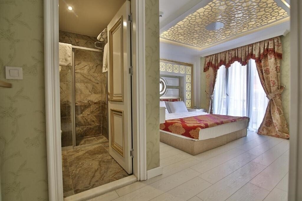 Отель Hotel Queens Land 4*