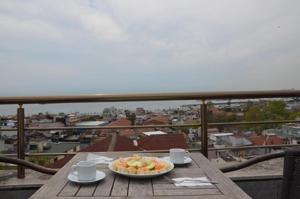 The Reina Hotel 3* қонақ үйі