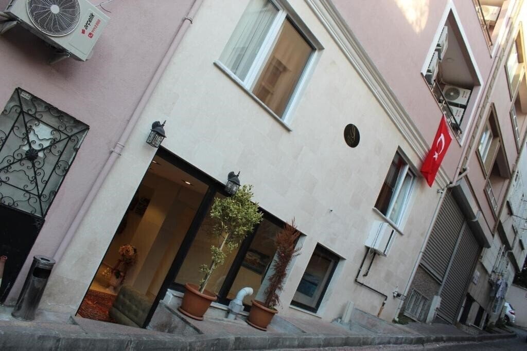 The Reina Hotel 3* фотосуреті