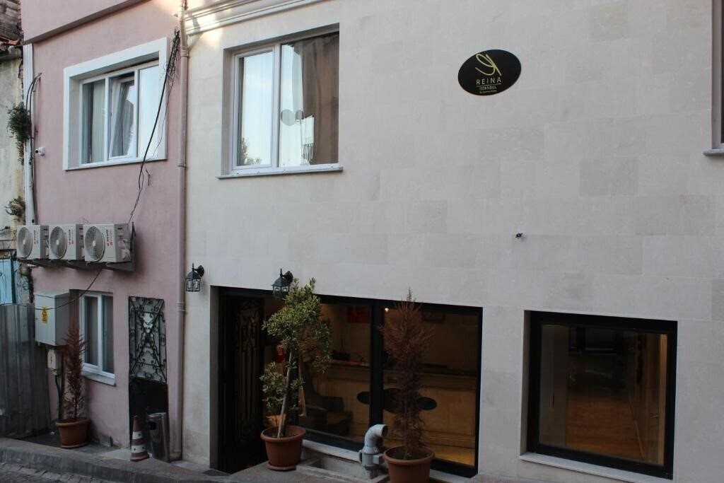 The Reina Hotel 3* суреті