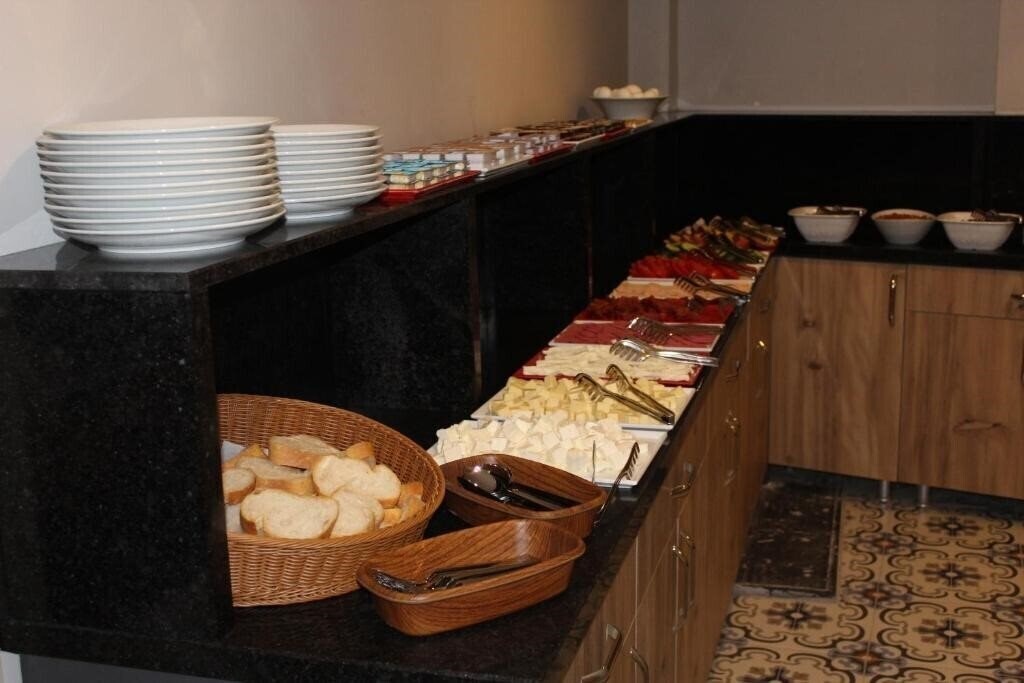 The Reina Hotel 3* суреті