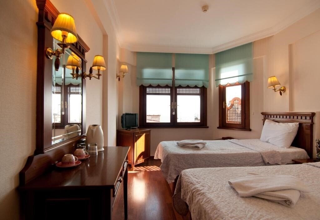 Отель Emine Sultan Hotel 4*