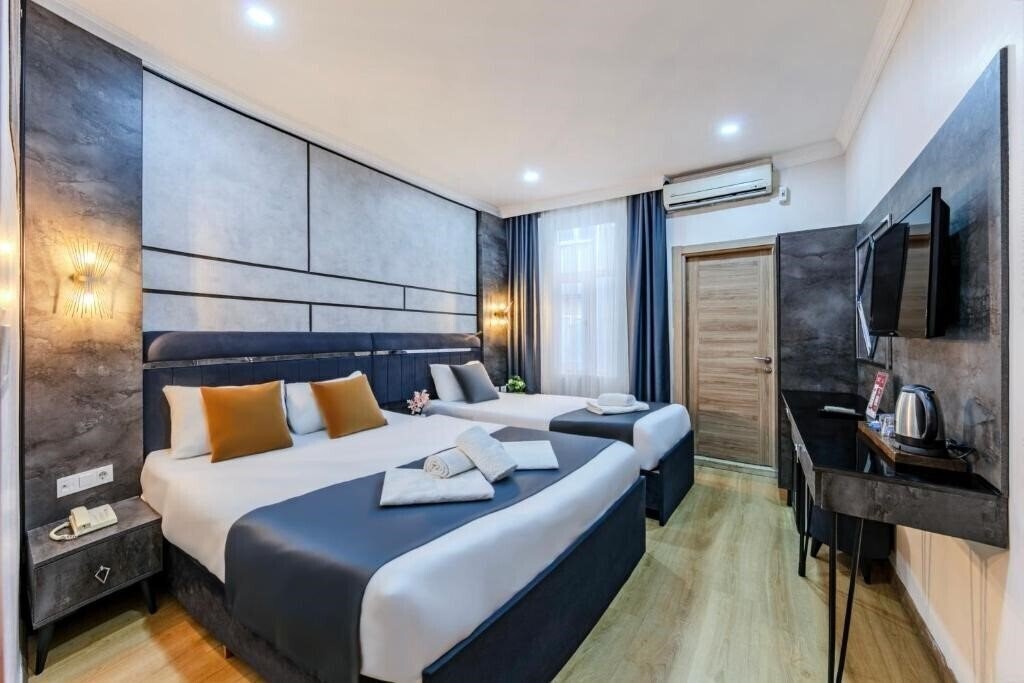 Отель La Pazza Suites 3*