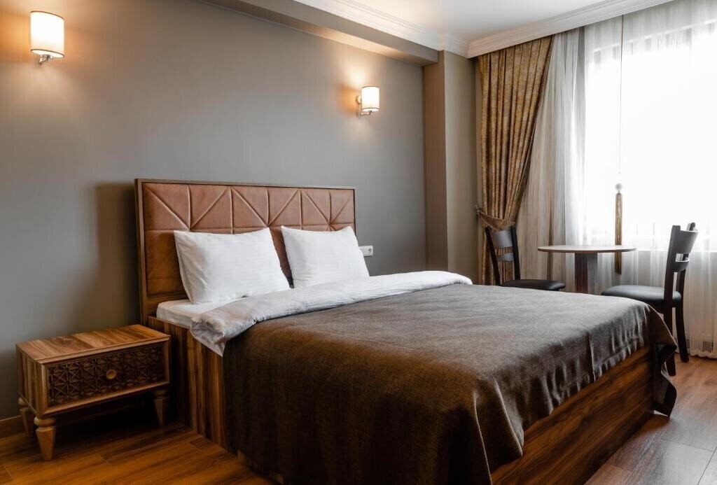 Картинка Madame Roza 2*