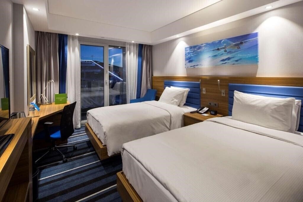 Фото Hampton By Hilton Istanbul Kurtkoy 4*