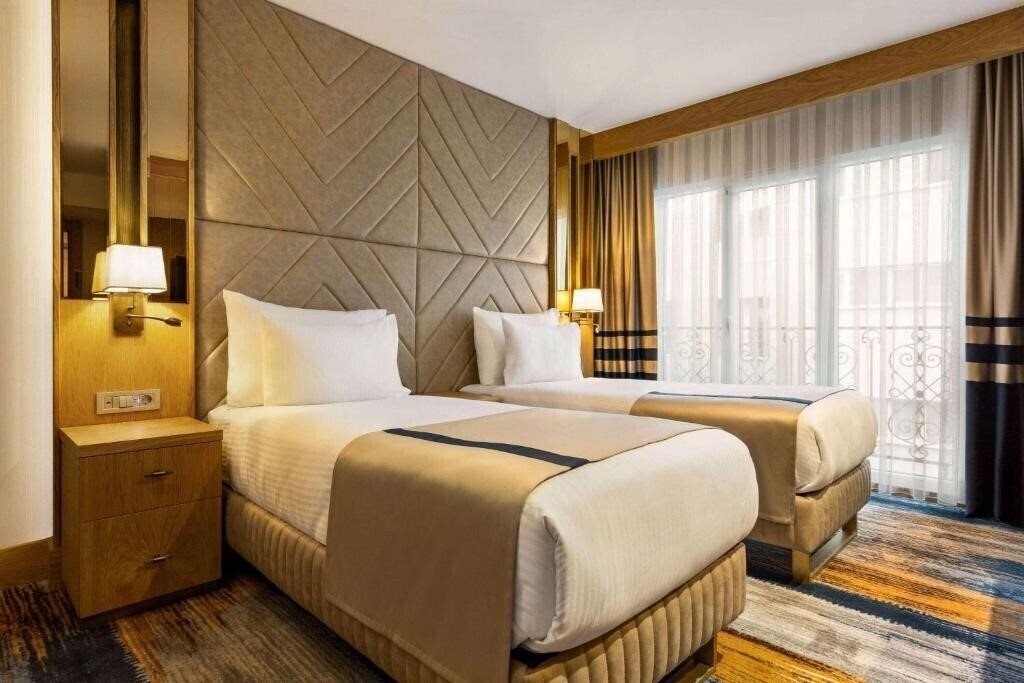 Фото Days Inn by Wyndham Istanbul Bomonti 4*