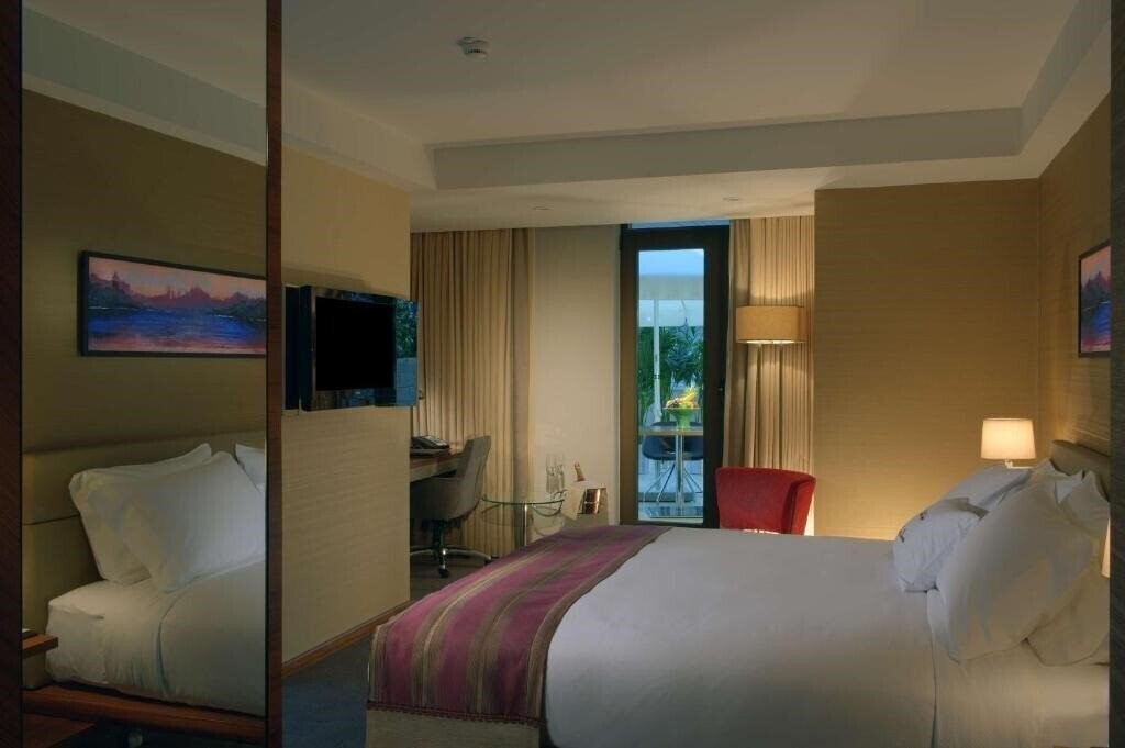 Фото DoubleTree by Hilton Istanbul Gayrettepe (ex. DoubleTree by Hilton Istanbul Esentepe, Biz Cevahir Hotel Istanbul) 5*