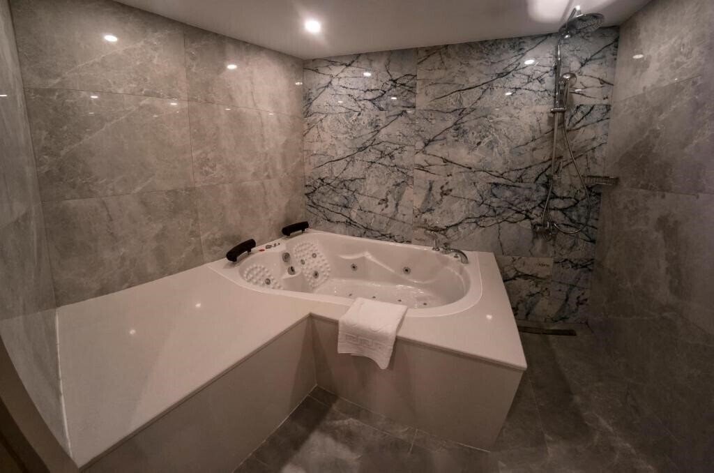 Фото Nevi Hotel & Suites 4*