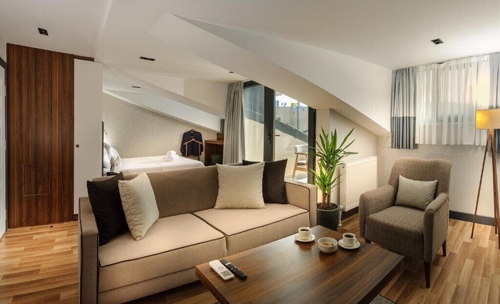 Отель La Mia Suites 3*