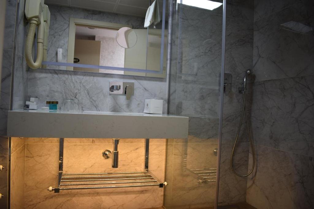 Картинка Euro Plaza Hotel 4*