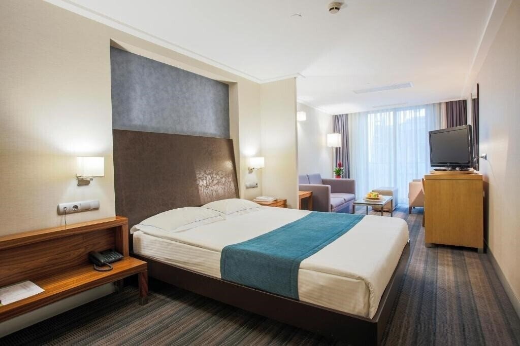 Отель Housez Suites & Apartments 4*