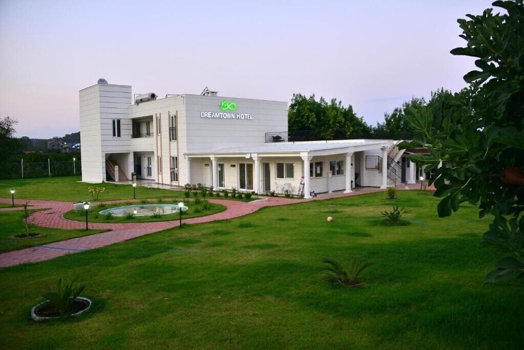 Отель Dream Town Hotel 3*