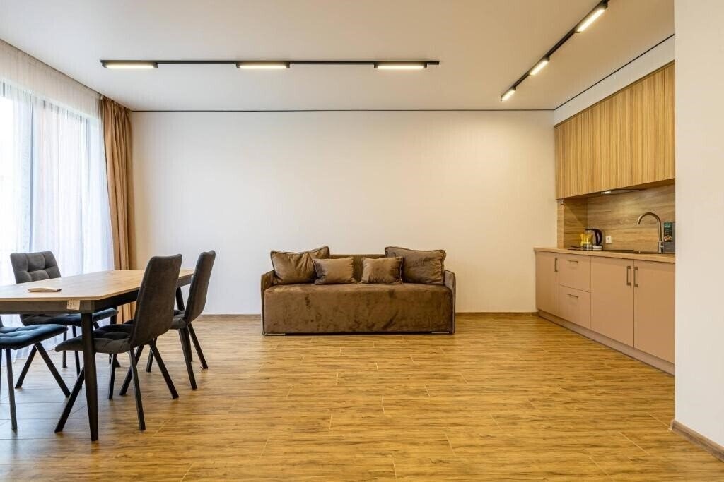 Під Стріхою 4* суреті