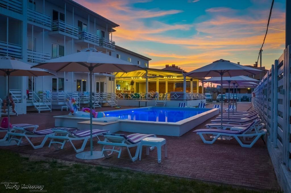 Family Hotel Happy Inn 4* қонақ үйі