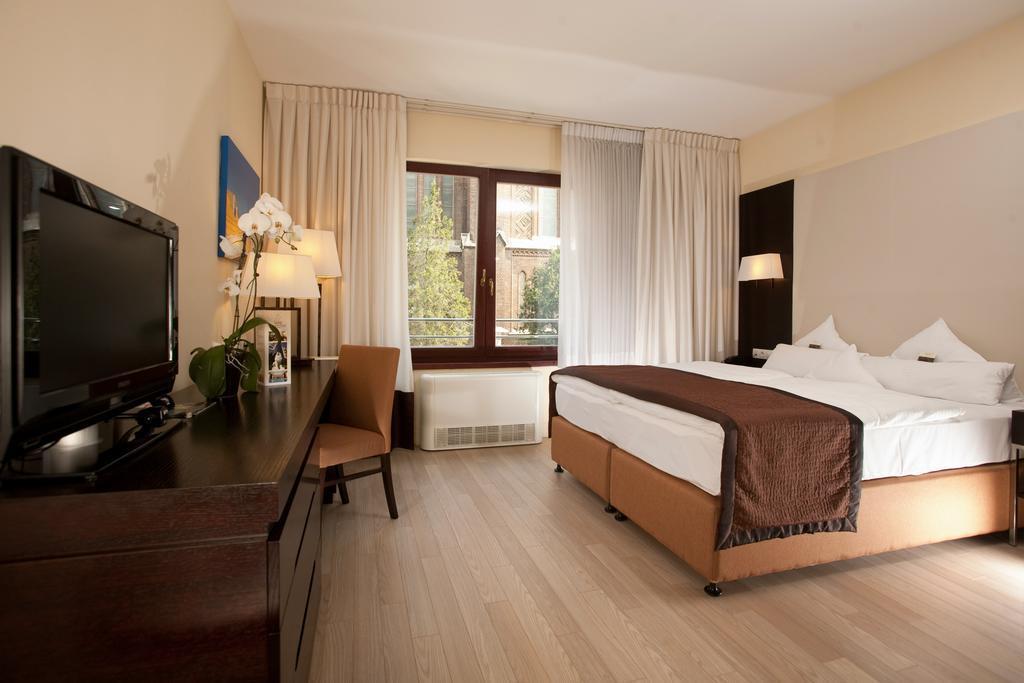 Отель Lions Garden Hotel Budapest 4*