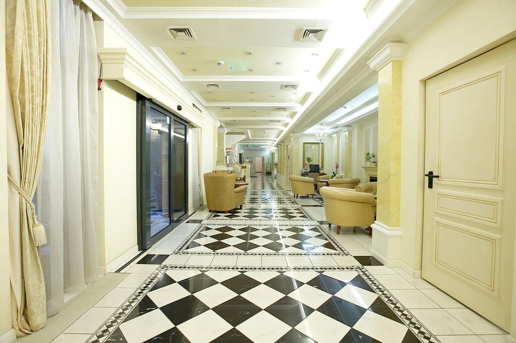 Фото Queen's Court Hotel & Residence 5*