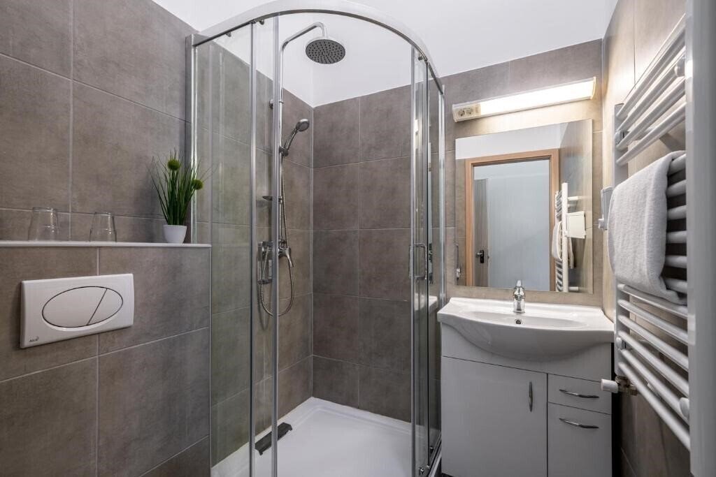 Full Moon 1* суреті